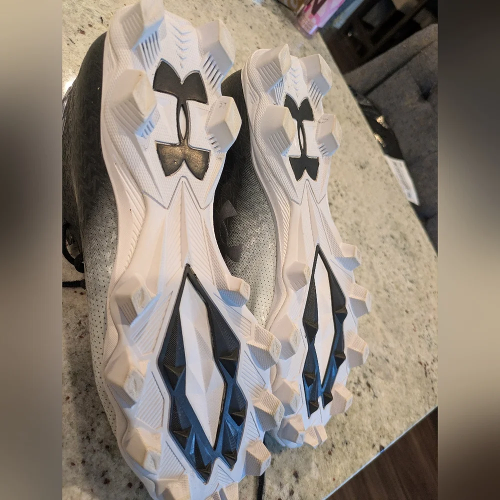 Under Armour Spotlight Franchise 4.0 RM football cleat in black and white.